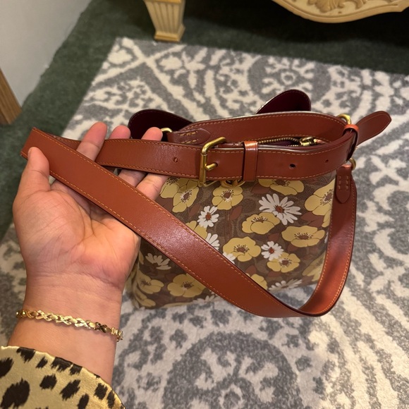 Coach Willow bucket crossbody purse - Picture 5 of 8